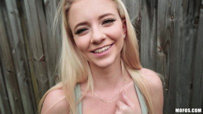 MOFOS-CUTE RILEY GETS SEDUCED-XNXX93.COM