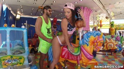 BANG BROS-HORNY BABE WITH BIG сLIT DOES A LOT OF SQUIRT-XNXX93.COM