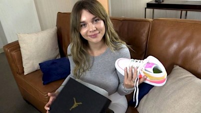 ONLYFANS-THE CUTIE AND THE GLOWING SNEAKERS-XNXX93.COM