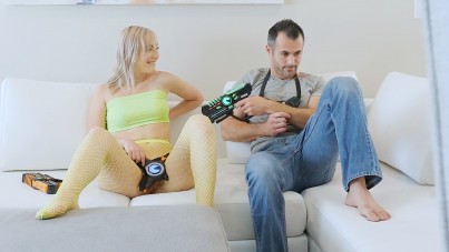 SPYFAM-JAMIE JETT: JIZZER TAG XXX-XNXX93.COM